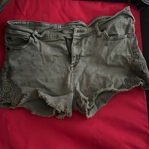 Summer green short used 5 times. Size 13 nice, hip shorts with flower design.